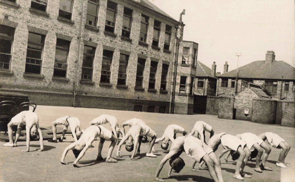 UNIDENTIFIED PEOPLE - GYMNASTS - 2 OLD POSTCARDS (ref 4785/24)