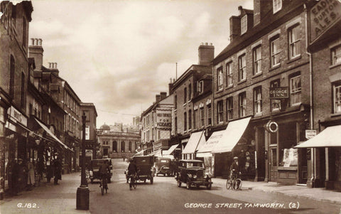 TAMWORTH, OLD REAL PHOTO STREET SCENE POSTCARD, CARS,SHOP FRONTS (ref 7229/24)