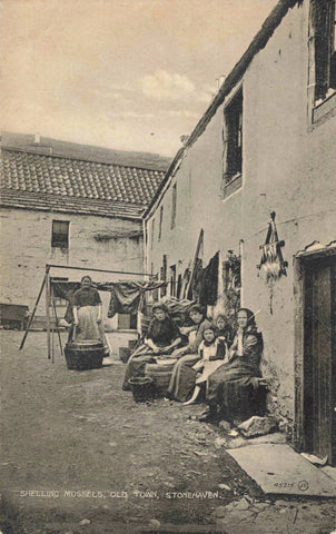 SHELLING MUSSELS, OLD TOWN, STONEHAVEN - OLD ABERDEENSHIRE POSTCARD