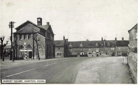 TWO OLD POSTCARDS OF BAMPTON MARKET SQUARE, OXFORDSHIRE (ref 7136/23)