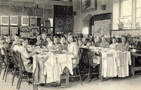 NEEDLEWORK CLASS, BRIZE NORTON PRIMARY SCHOOL c 1930 REPRO POSTCARD (7328/23)