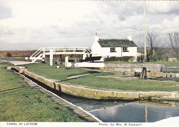 CANAL AT LATHOM, LANCASHIRE - WI MODERN SIZE POSTCARD (ref 5246/19)